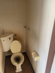 トイレのクロス張替え　ビフォー